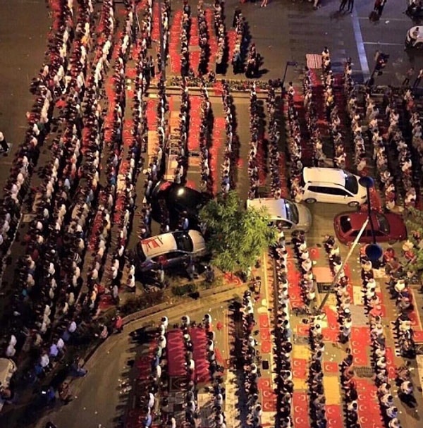 İşte meydanlardaki o görüntülerden birkaçı;