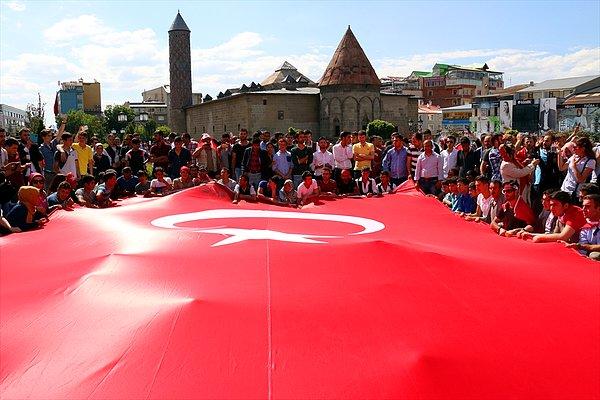 Fethullah Gülen'in memleketi Erzurum'da darbe karşıtı gösteriler yapılıyor