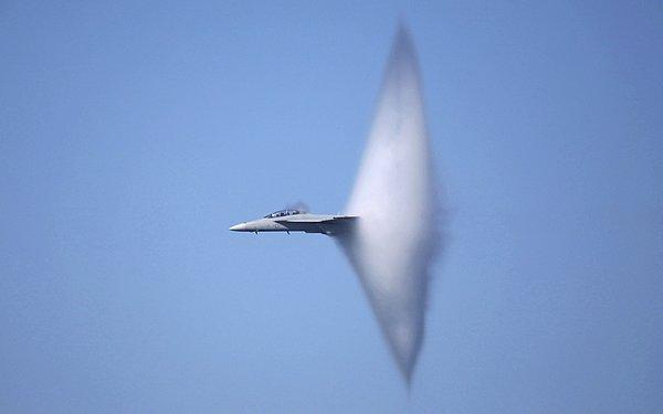 Örneğin F-16'lar, ses hızından daha hızlı uçabildikleri için sonik patlama meydana getiriyorlar.