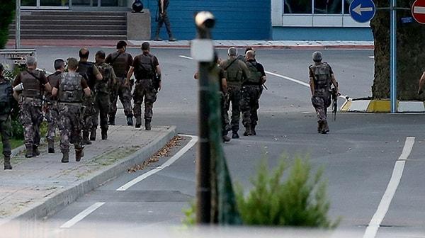 İstanbul Terörle Mücadele Şube Müdürlüğü ekipleri, sabah saatlerinde Yeşilköy'de bulunan Hava Harp Okulu'na geldi