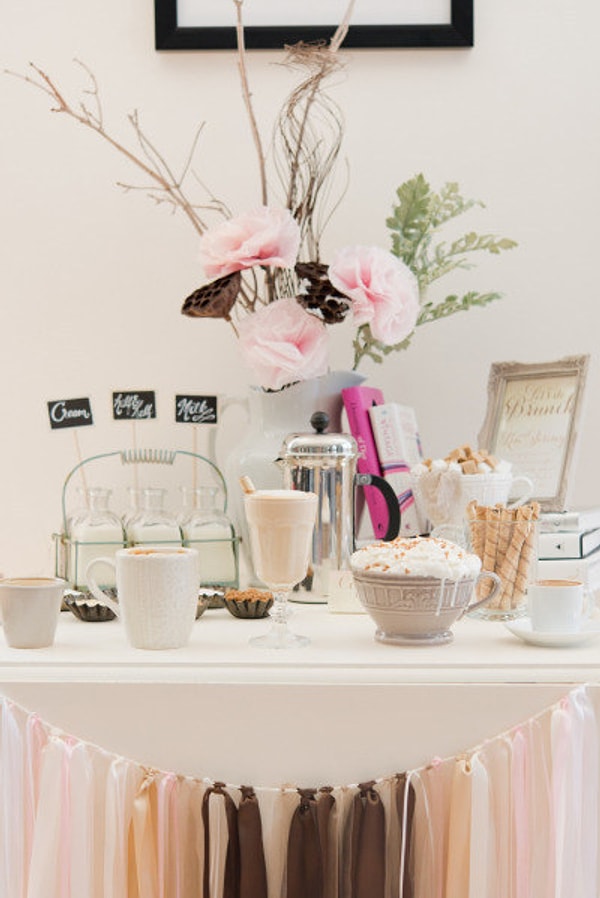 1. Утренняя свадьба - прекрасный повод поставить для гостей столик с кофе