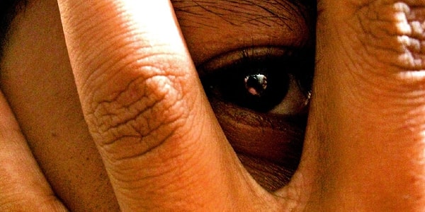 18. Их язык тела раскрывает неуверенного в себе человека