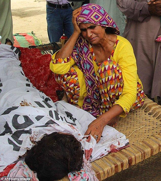 Qandeel Baloch'un cenazesinde bir evladı katil, diğeri cinayet kurbanı olan annesinin hali yürek burktu.