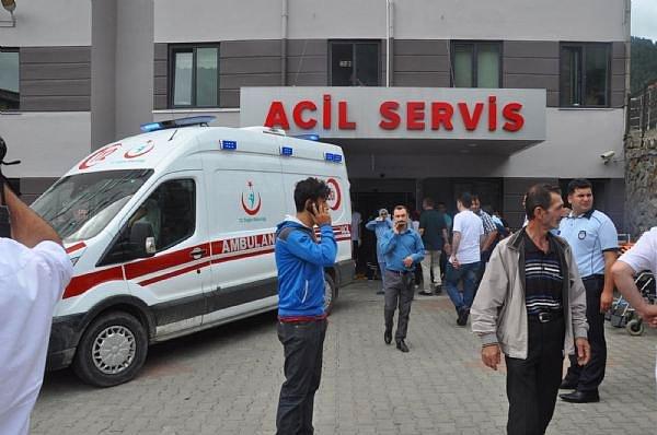 Yaralı polisler ambulanslarla Trabzon’daki hastanelere kaldırılarak tedavi altına alındı