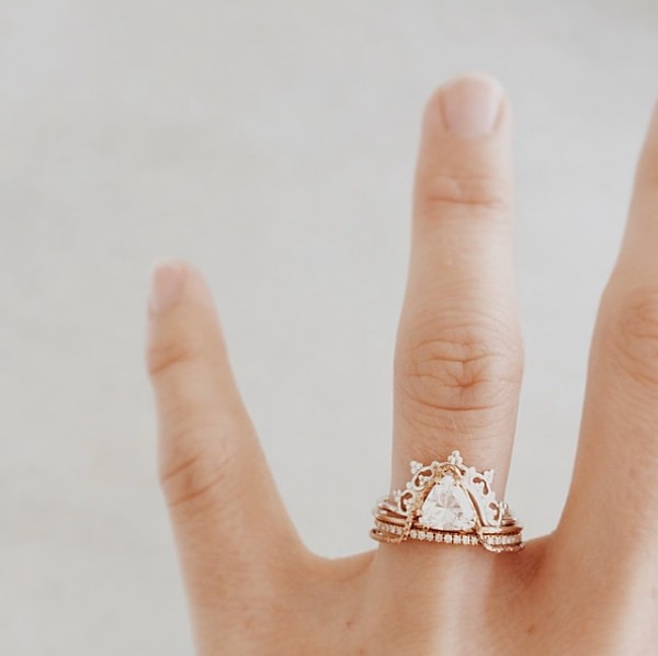 4. Незабываемая трехъярусная красота в золотой оправе