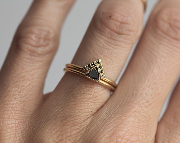 6. Вариант с черными бриллиантами для любительниц геометрических форм