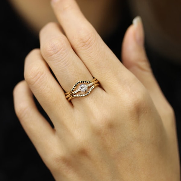 11. Изогнутое кольцо со вставками из черных и белых бриллиантов