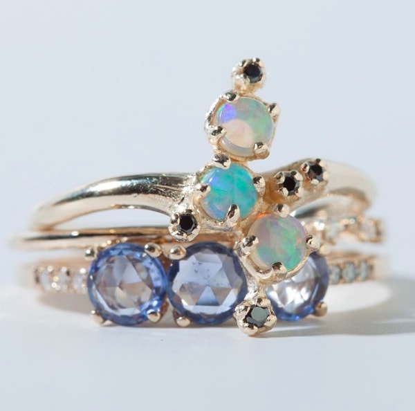 13. Замысловатый вариант с сапфирами и опалами с огранкой розы