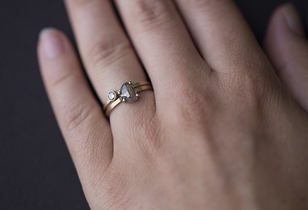 17. Асимметричный дуэт круглого алмаза с огранкой розы