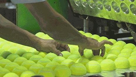 Tahmin Ettiğinizden Çok Daha Büyüleyici: Tenis Topu Nasıl Yapılır?