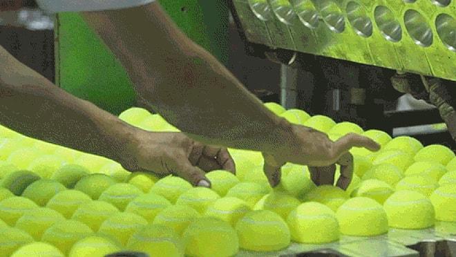 Tahmin Ettiğinizden Çok Daha Büyüleyici: Tenis Topu Nasıl Yapılır?