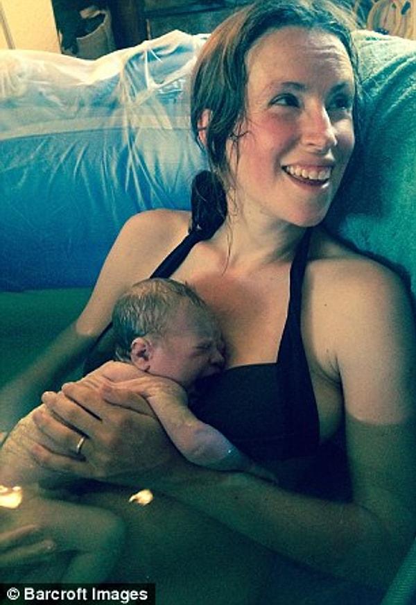 Modern tıbbı reddettikleri için Adele, her iki çocuğunu da evdeki su dolu havuzda doğurmuş. Eşi Matt ise ona nefes konusunda yardımcı olmuş.