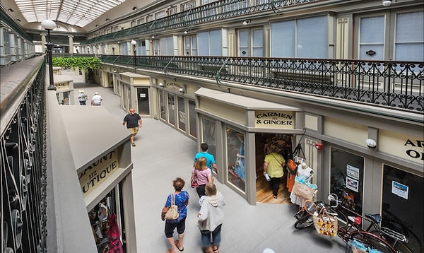 5. Помимо всего этого, имеется общая гостиная, игровая комната, прачечная и парковка.