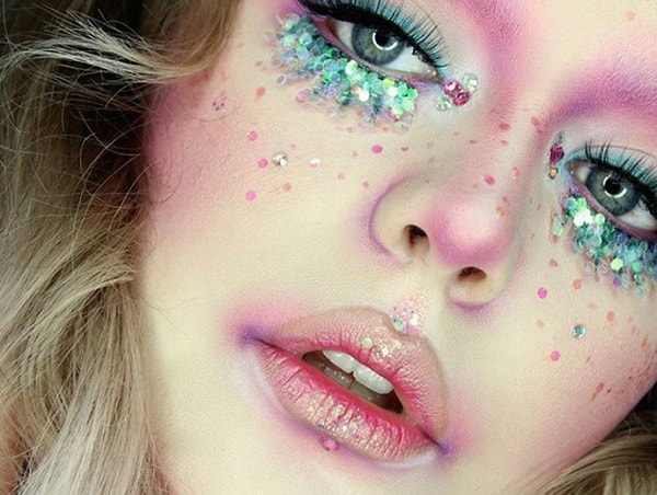 3. Праздничный набор с накладными ресницами и блестящими "чешуйками"