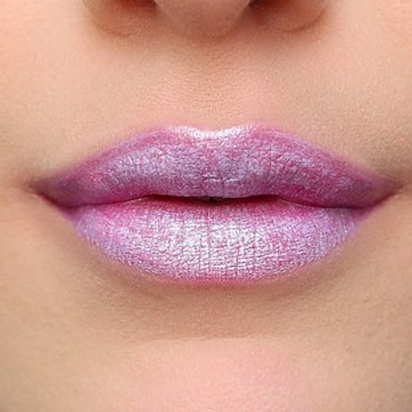 4. Помада с мерцающим блеском для настоящей Русалочки 💄