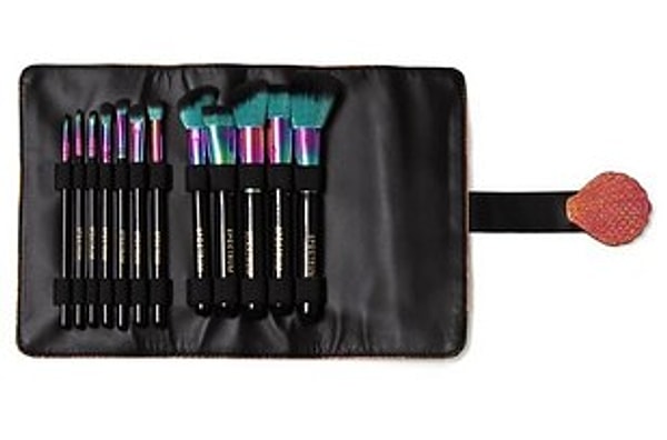 19. Стильная косметичка с набором кисточек для макияжа
