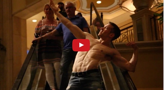 При виде этого парня девушки падают штабелями!