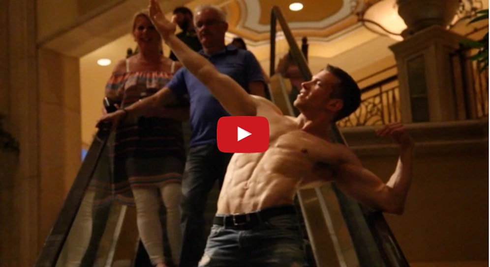 При виде этого парня девушки падают штабелями!