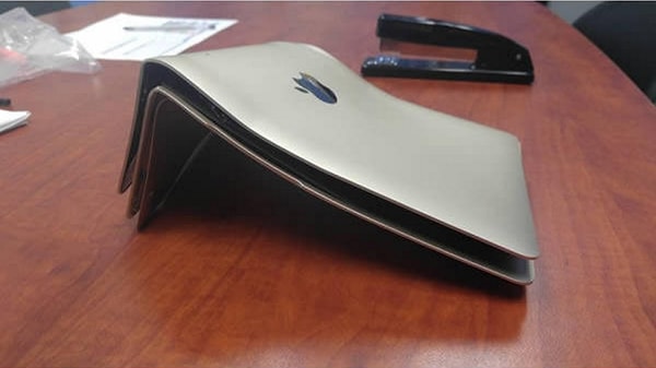 2. Сделать из Macbook Air подставку для планшета?!