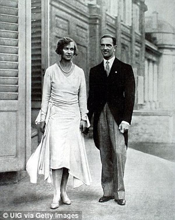 Solda İtalya'nın son kralı ve kraliçesi. 1946 yılında sürgün edildiler ve Prens Emanuele 2003 yılına kadar İtalya'ya dönmedi.