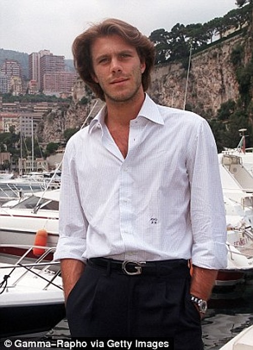 Prens Emanuele ve Carla Bruni; 1992 yılında Paris'teler (solda), Prens Emanuele 2000 yılında Monako'da (sağda)