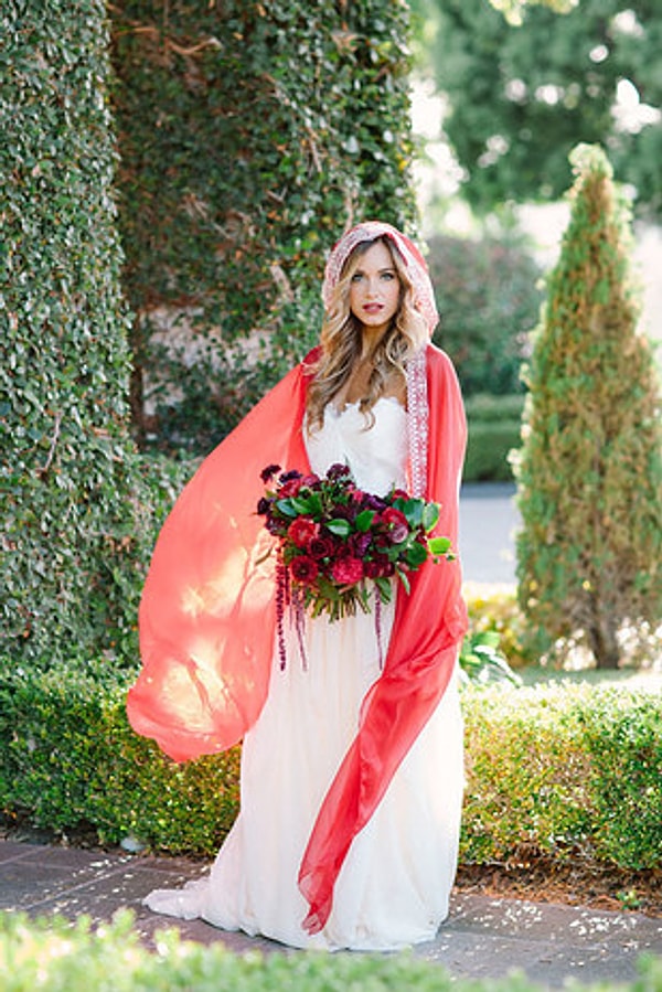 3. А этот ослепительный наряд превратит тебя в Красную Шапочку