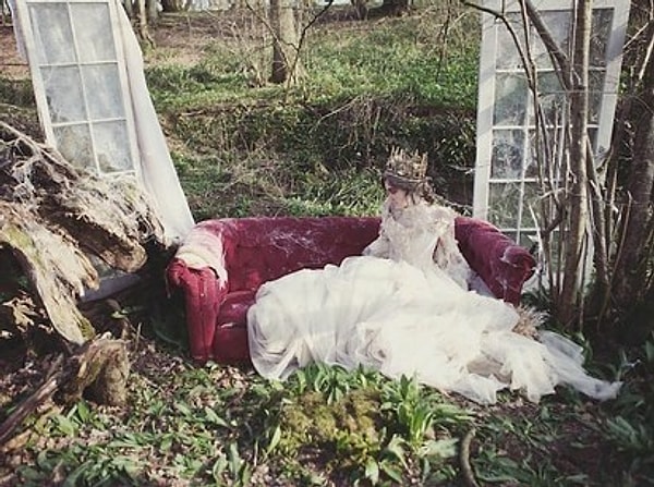 13. Этот несколько призрачный наряд навеян образом мисс Хэвишем из "Больших надежд"