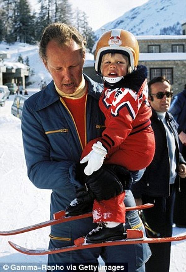 Lüks yaşam: 1975 yılında daha küçük bir çocukken babası Prens Victor ile kayak tatilinde ve kendi kızı Vittoria'nın vaftiz töreninden çıkıyor, 2004.