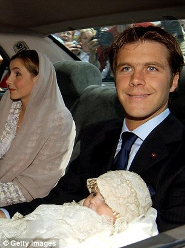Lüks yaşam: 1975 yılında daha küçük bir çocukken babası Prens Victor ile kayak tatilinde ve kendi kızı Vittoria'nın vaftiz töreninden çıkıyor, 2004.