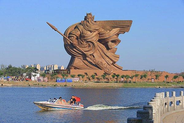 Bu dev heykel geçtiğimiz hafta Çin'in Jingzhou şehrindeki Guan Yu Park'ında halka açıldı.
