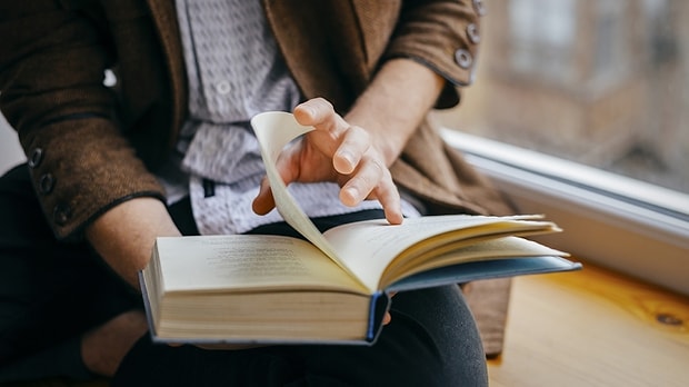 Evde oturup kitap okuyarak