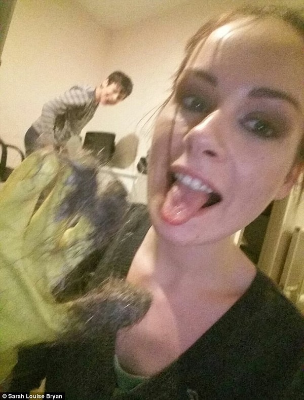 7. Изготовление костюма, которое к слову сказать, заняло 6 месяцев, Сара начала в комнате сына. В первую очередь, разложив волосы на простыне, она продезинфицировала их.