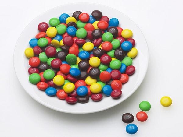 1. İsveç mahkemesine göre m&m şekerlerinin kullandığı küçük m harfi yasaklanmalıymış.
