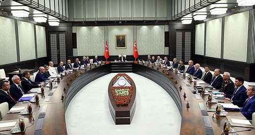4- 15 Temmuz'da 16.30 sıralarında yarbay olduğunu söyleyen sivil giyimli kişiyi aracına alıyor