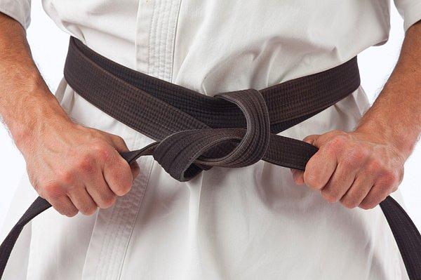 22. Kara kuşak, judoda temel teknikler üzerinde yetkinlik sahibi olan kişilere verilir. Bu sporun ustaları kara kuşak takmaz.