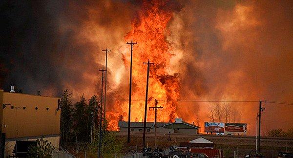3. Wood Buffalo belediyesi Fort McMurray Orman Yangını sonucunda Alberta, Kanada'da olağanüstü hal ilan etti.