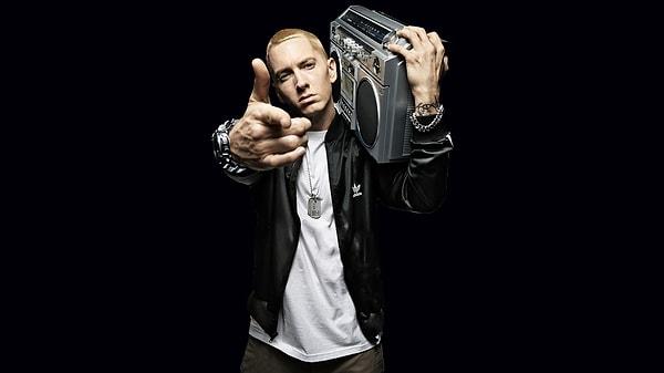 2. The Rolling Stone dergisi "Müziğin En Büyük 100 Sanatçısı" listesinde Eminem'i 83.sırada göstermiştir.