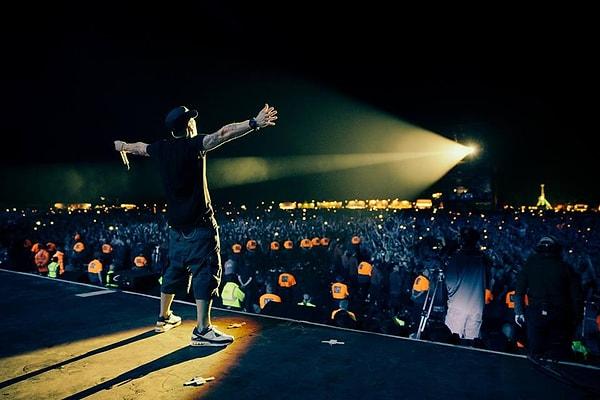 Eminem, muazzam şarkı sözleri, samimiyeti ve şarkılarındaki hikayeleri ile günümüzün en büyük sanatçılarından. Seni seviyoruz Eminem.