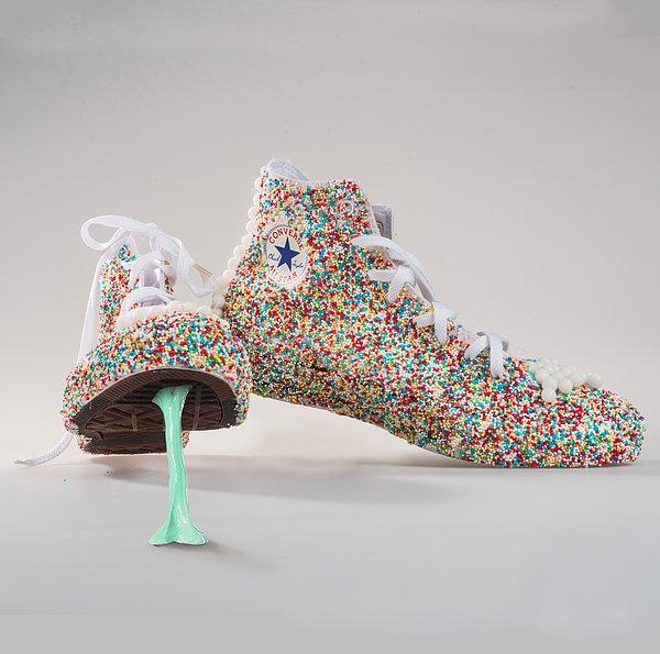 Bu şeker kaplı Converse ayakkabılar da inanılmaz tatlış. Hatta altındaki sakız detayıyla da realizmin dibi.