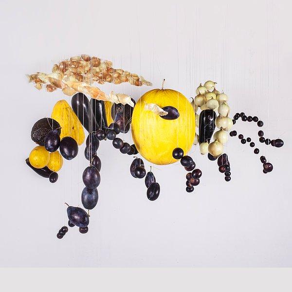 Bu yaban arısına ise tavandan asılı limon ve üzümlerle gerçekten uçuyor efekti verilmiş.