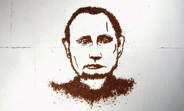 Bu da interaktif pfoje Putin ve Tavuklar! Önce Putin'in portresi ekmek kırıntılarıyla dikkatlice hazırlanmış.