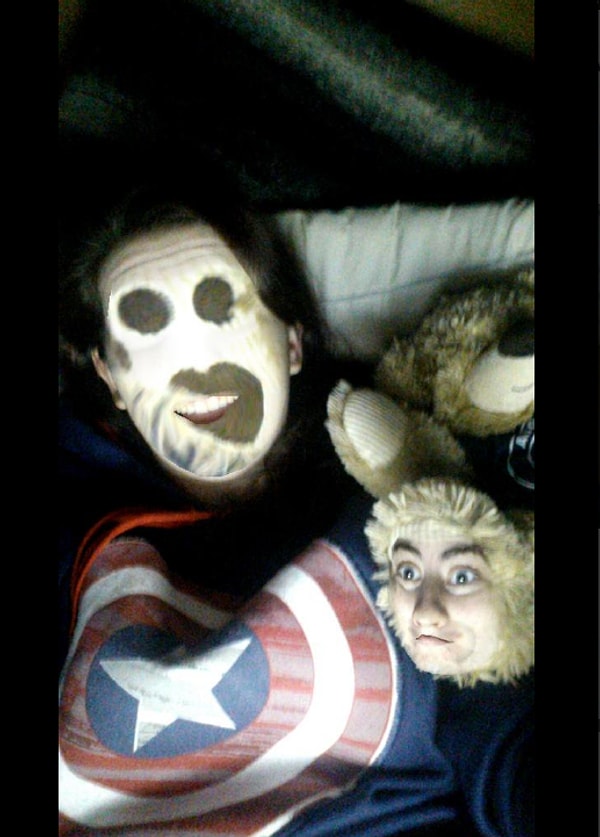 6. Плюшевый мишка с лицом на лапе