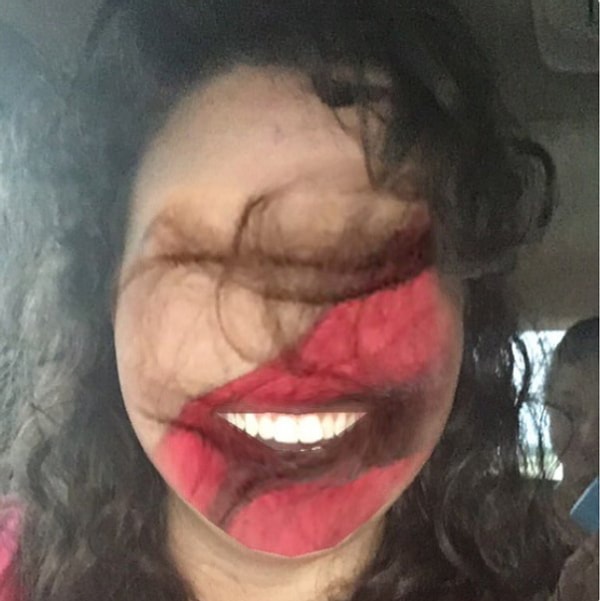 2. Непонятно, то ли она хотела поменяться лицами с Дедпулом, то ли с красным M&Ms