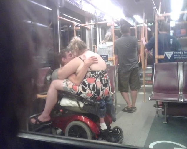 Любовь не знает преград, включая общественный транспорт