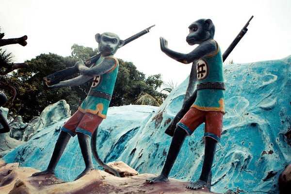 8. Полиция, полиция, ура, заберите меня отсюда! Стоп. Это что обезьяны?