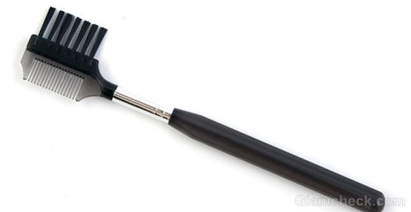 1. С помощью щеточки для бровей можно убрать ворсинки с одежды, если это крайний случай, а у вас нет специального ролика.