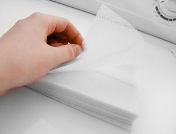 9. Если электризуются волосы, попробуйте потереть их салфетками с антистатиком.