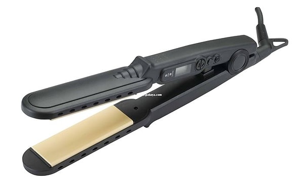 12. Если вам смущают складки на рубашке между пуговицами, попробуйте прогладить их с помощью выпрямителя для волос.