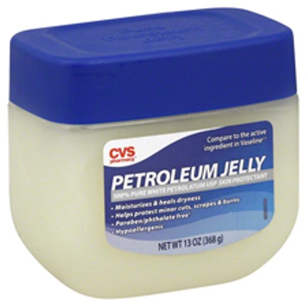 18. Если вы постоянно натираете ноги, нанесите немного вазелина на место, где обычно появляются мозоли, чтобы предотвратить их.