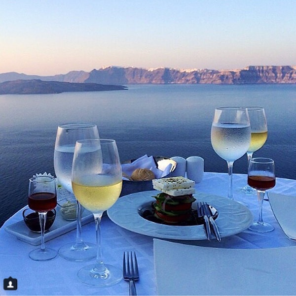 5. Близнецы: Санторини, Греция